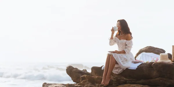 Teásreggeli Piknik Egy Romantikus Boho Nővel Fehér Ruhában Kiváló Minőségű — Stock Fotó