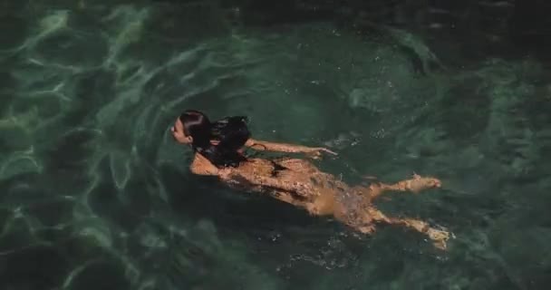 Vue Aérienne Drone Une Jeune Femme Sexy Mince Bikini Noir — Video