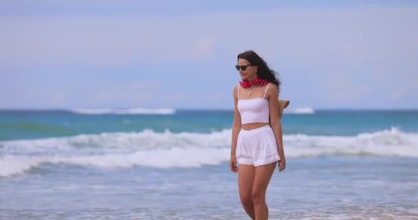 Молодая Модная Модель Гуляет Тропическому Пляжу Шри Ланки Наслаждаясь Солнцем — стоковое видео