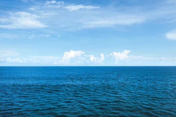 Потрясающая Фотография Океана Неба Облаками Солнечный День Идеально Подходит Круиза — стоковое фото