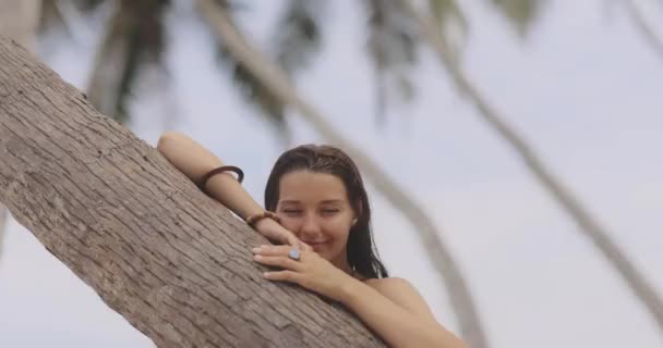 Donna Abbronzata Bikini Nero Rilassante Sulla Spiaggia Estiva Piedi Vicino — Video Stock