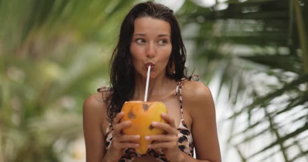 Playa Divertida Divertido Retrato Una Joven Mujer Playa Bikini Adulto — Vídeo de stock