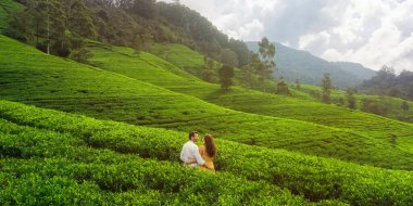 Doğanın arka planında çay tepeleri manzarası birbirine aşık iki romantik yolcunun kucaklaşıp bakışlarına karşı durduğu bir yer. Nuwara Eliya Sri Lanka 'da