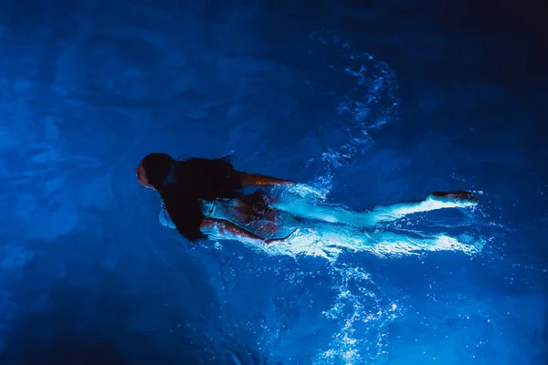 Ruhige Schöne Junge Frau Die Sich Nachts Einem Swimmingpool Entspannt — Stockfoto