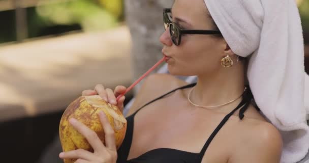 Uma Jovem Trajes Banho Elegantes Óculos Sol Bebendo Água Coco — Vídeo de Stock