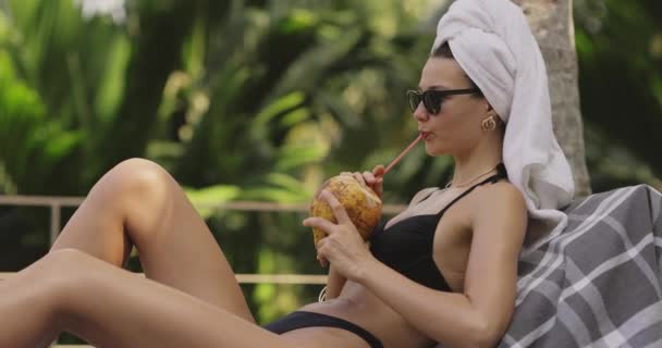 Mulher Biquíni Trajes Banho Elegantes Óculos Sol Bebendo Água Coco — Vídeo de Stock