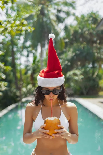 Забавная Молодая Женщина Празднует Рождество Новый Год Тропическом Курорте Шляпе — стоковое фото