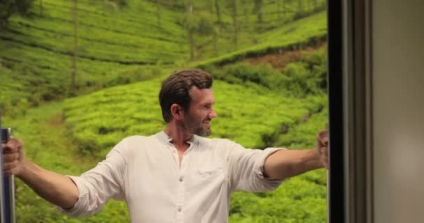 游客乘火车前往斯里兰卡著名的地标旅游和探险 环游热带国家的旅游 从Nuwara Eliya到Ella的旅行非常吸引人 穿着白色衣服的男性乘客 — 图库视频影像