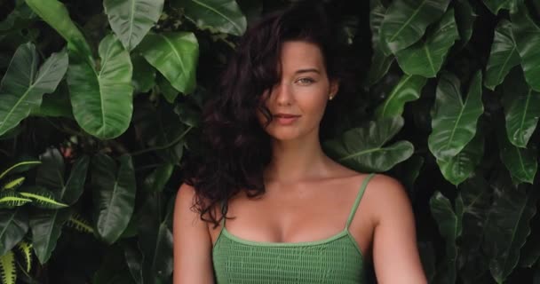Schoonheidsverzorging Portret Vrouw Met Slank Gebruind Lichaam Stijlvolle Groene Bikini — Stockvideo