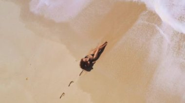 Hava aracı beyaz kum palmiyeleri, temiz su ve siyah bikinili bir kadın modelle güzel bir tropikal plaja sahiptir. Fotokopi alanı olan seyahat ve tatil mekanı konsept görüntüler