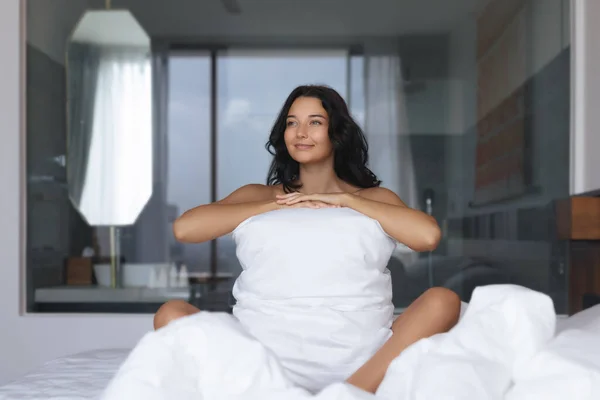 早上好 可爱的年轻快乐的女人抱着枕头舒服的床上用丝质的亚麻布 高质量的广告照片 — 图库照片