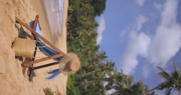 アメージングビーチ 砂浜の海の椅子 観光のための豪華な夏休みと休暇リゾートホテル インスピレーションのある熱帯の風景 垂直4Kスローモーションビデオ — ストック動画