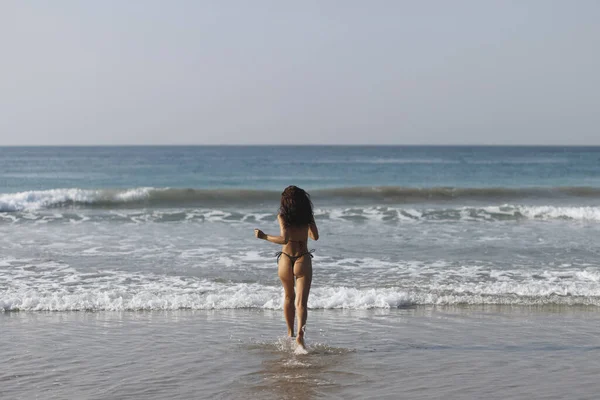 Feliz Bikini Mujer Vacaciones Playa Corriendo Agua Del Océano Sensación —  Fotos de Stock