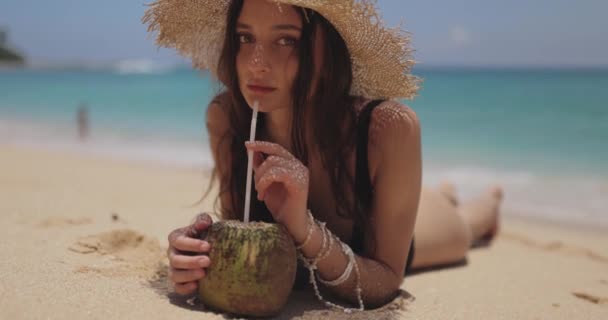 Paradise Relax Bikini Mujer Traje Baño Negro Playa Tropical Cerca — Vídeos de Stock
