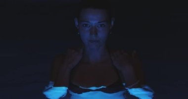 Kaplıca havuzunda dinlenen siyah bikinili güzel, genç ve seksi bir kadının yakın çekimi. Modaya uygun bir modelin portresi ve geceleri mükemmel ince vücut yüzüşü. Sinema yaratıcı yavaşlama