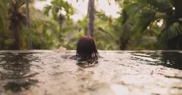 Incroyable Femme Spa Bain Surgit Une Piscine Débordement Luxe Portant — Video