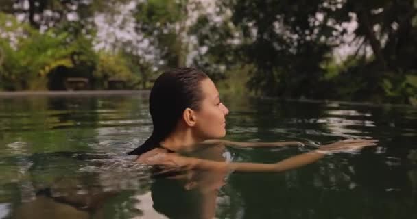 Increíble Mujer Spa Baño Sale Una Lujosa Piscina Infinita Vistiendo — Vídeos de Stock