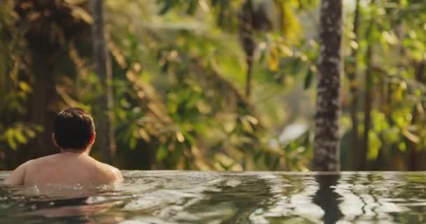 Mladý Dospělý Pár Zamilovaný Plavat Spolu Open Air Infinity Bazénu — Stock video