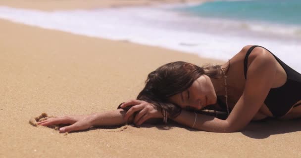 Relajación Tropical Verano Del Modelo Playa Bikini Moda Con Cuerpo — Vídeos de Stock