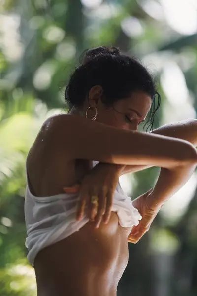 Genç Seksi Kadın Dışarıda Tropikal Arka Planda Soyunuyor Islak Tişörtünü — Stok fotoğraf