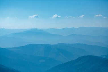 Soyut dağ geçmişi - turizm ve dağcılık kavramı. Karpatlar 'ın Ukrayna Dağları' ndaki tepe katmanları Sanrise Sky 'da.