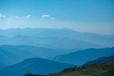 Soyut dağ geçmişi - turizm ve dağcılık kavramı. Karpatlar 'ın Ukrayna Dağları' ndaki tepe katmanları Sanrise Sky 'da.