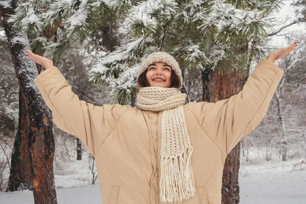 Насолоджуючись Сніжною Морозною Зимовою Погодою Молодої Жінки Денному Лісі Високоякісна — стокове фото