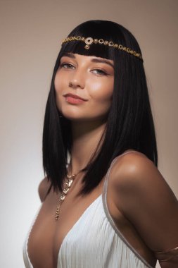 Siyah Uzun Saçlı Moda Güzellik Portresi ve Kleopatra Kraliçesinin Profesyonel Makyajı. Güzel Kızlar Yüze Yakın Çekim. Yüksek kalite kavramsal fotoğraf