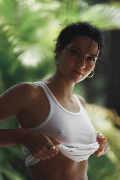 Młoda Seksowna Kobieta Rozbierająca Się Zewnątrz Tle Tropikalnym Zdejmując Mokrą — Zdjęcie stockowe