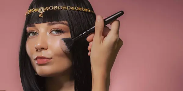 Woman Applies Powder Face Using Makeup Brush Cleopatra Style Fashion — Stock Photo, Image