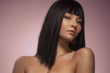 Parlak kahverengi ve düz saçlı güzel bir manken kız. Keratin düzleştiriyor. Tedavi, bakım ve spa prosedürleri. Pürüzsüz saç şekli.