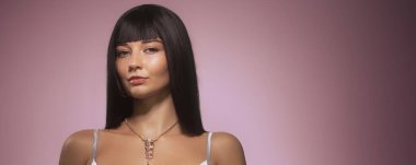 Parlak kahverengi ve düz saçlı güzel bir manken kız. Keratin düzleştiriyor. Tedavi, bakım ve spa prosedürleri. Pürüzsüz saç şekli.