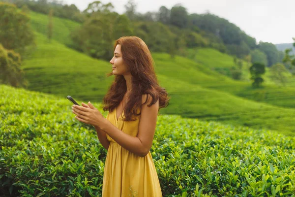 Ρομαντικό Vlogger Ταξιδιώτη Γυναίκα Χρησιμοποιώντας Smartphone Κοιτάζοντας Μακριά Κατά Διάρκεια Εικόνα Αρχείου