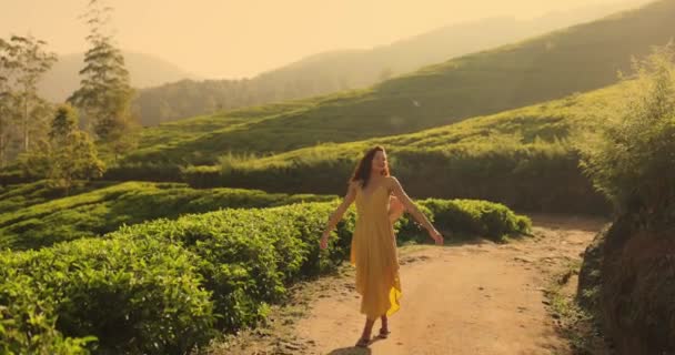 Счастливая Стильная Женщина Стоит Фоне Ландшафта Чайных Плантаций Шри Ланки — стоковое видео