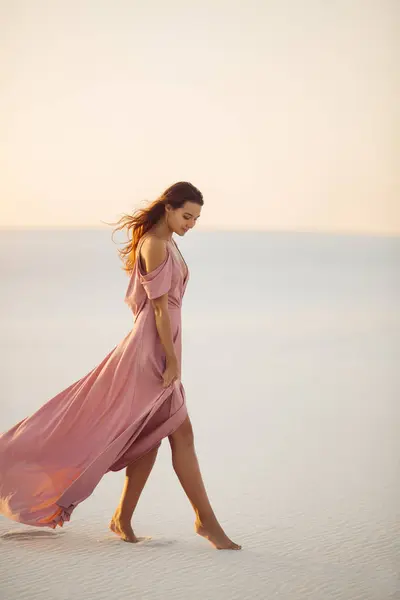 Caminhando Romântico Modelo Mulher Moda Deserto Vestido Rosa Noite Vista Imagem De Stock