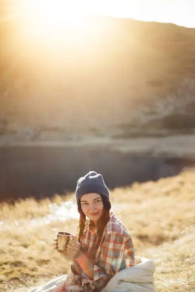 Potret Wanita Pelancong Cantik Mendaki Pegunungan Dengan Secangkir Minuman Dekat Stok Gambar Bebas Royalti