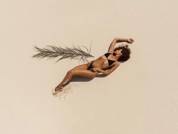 Вид Сверху Дрона Женщину Купальнике Расслабляющуюся Загорающую Пляже Ocean Привлекательная Лицензионные Стоковые Фото