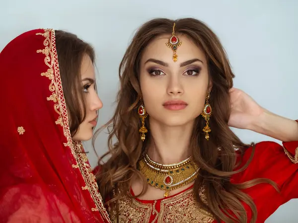 Retrato Beleza Duas Meninas Indianas Sari Nupcial Vermelho Posando Estúdio Imagens Royalty-Free