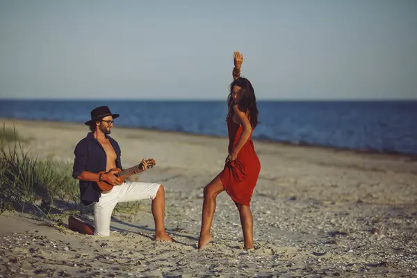 Счастливая Пара Любовных Чувственных Отношениях Кавказский Мужчина Играет Укулеле Серенаде — стоковое фото