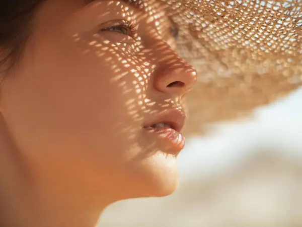 Cappello Spiaggia Donna Durante Vacanze Primo Piano Volto Ragazze Paglia Foto Stock
