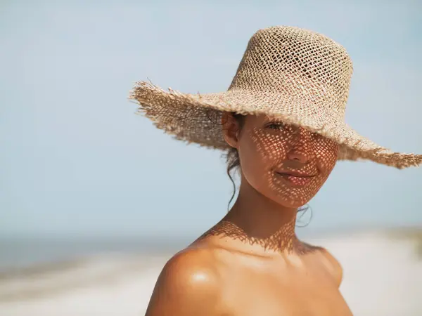 Plaj Şapkalı Kadın Tatilde Saman Şapkalı Bir Kızın Kameraya Bakarak Telifsiz Stok Fotoğraflar