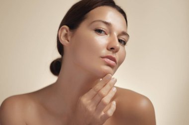 Deri sorunu. Depresyondaki kadın aynaya bakarak sivilceye dokunuyor. Cilt sorunları, tıbbi bakım ve tedavi konsepti. Seçici Odaklanma. Yüksek kaliteli fotoğraf.