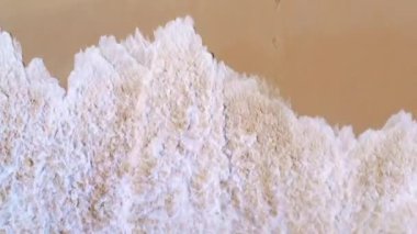 Hava aracı siyah bikinili bir kadın mankeni ve beyaz kum ve temiz suyla güzel tropikal plajlar görüyor. Fotokopi alanı olan seyahat ve tatil mekanı konsept görüntüler