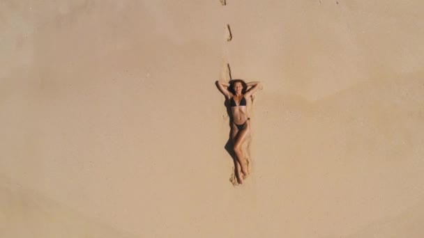 Letecký Dron Podívá Krásnou Tropickou Pláž Bílými Písečnými Palmami Čistou — Stock video
