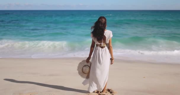 Visão Traseira Bela Mulher Praia Sensível Vestido Branco Olhando Para — Vídeo de Stock