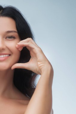 Işıl ışıl gülümseyen, ağız bakımı ve diş hijyenine önem veren bir kadın portresi. Diş klinikleri, beyazlatma tedavileri ve ortodontik reklamlar için mükemmel..