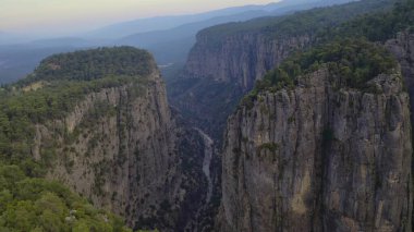 Türkiye 'nin Tazi Kanyonu' nun havadan görünüşü. Doğal mucize, Dağlar Vadisi Orman ve Ağaçlarla çevrili, Büyük Kayalıklar ve Kayalıklar üzerinde destansı hava aracı uçuşu, dramatik jeolojik mucize.. 