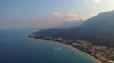 Türkiye 'nin Antalya kentindeki Kemer plajı ve çevresindeki dağların çarpıcı hava manzarası. Seyahat, doğa ve manzara güzelliği için mükemmel, turizm ve yaşam tarzı reklamları için ideal.. 