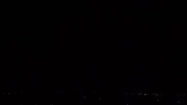 Sinema yavaş çekim görüntüleri gece gökyüzünde çarpıcı bir yıldırım düşüşünü yakalıyor. Doğa içeriği, hava ile ilgili promosyonlar ve atmosferik sahneler için ideal.
