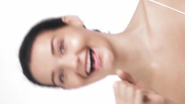 Karaoke dikey video. Neşeli bir kadın neşeli bir pozla şarkı söylüyor ve gülüyor, neşeli ve eğlenceli bir anı yakalıyor. Yaşam tarzı, eğlence ve mutluluk temaları için mükemmel. Bu kaliteli çekim...